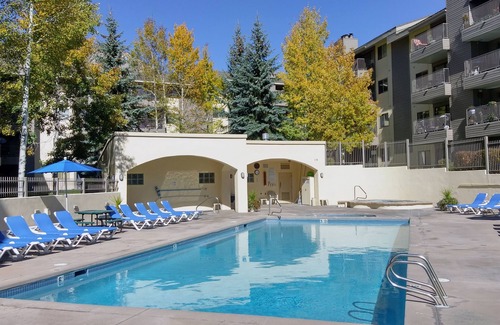 Avon Condo | Spacious Condo w/FREE WiFi, Parking, Heated Pool, Hot Tubs, Skier Shuttles