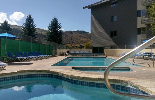 Avon Condo | Spacious Condo w/FREE WiFi, Parking, Heated Pool, Hot Tubs, Skier Shuttles