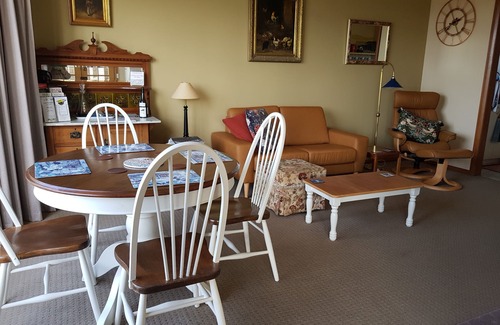 Cambridge House | Spacious conjoined house situated on 40 acres 15 minutes from the Hobart C BD.