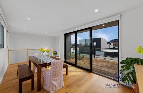 Port Melbourne House | Spacious & Cosy 4B3B near DFO & Convention Centre