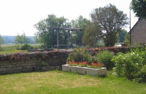 Dirol House | Spacious cottage on the banks of the Nivernais Canal, 5 people, all comfort