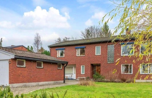 Tyreso House | Spacious cottage with sauna by the lake Drevviken on the peninsula, Södertörn