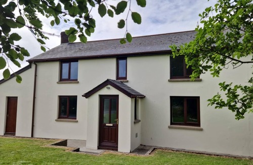 Holsworthy House | Spacious Countryside Escape in Devon with Hot Tub & Dog-friendly – Sleeps 10