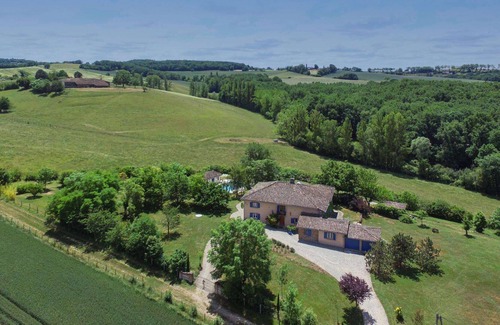 Lisle-sur-Tarn Villa | Spacious Countryside Villa, Games Room, Private Heated Pool & Large Grounds - 5mins from Salvagnac!