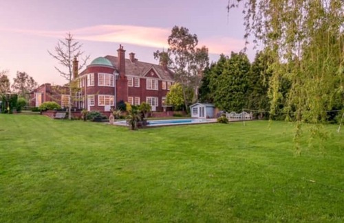 Alfold House | Spacious Country house with pool, sleeps 12. Perfect for relaxing get-away!
