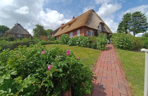 Broderswarft Apartment | Spacious, cozy vacation home with a large garden for family and dog