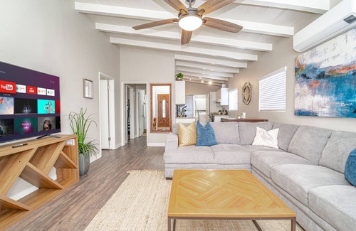 Lawndale House | Spacious & Cozy Home Near LAX ✈️ & Beaches 🏖