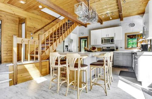 Bushkill House | Spacious Design Lodge In Woods - Bushkill