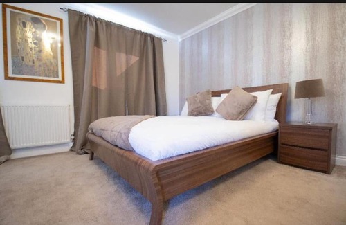 Knowle Sands House | Spacious detached 5 bedroom house with a fireplace