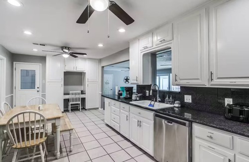 Bedford House | Spacious DFW Hub, Work & Play