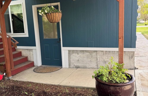 Joseph Apartment | Spacious dog-friendly apartment with a mountain view in Joseph