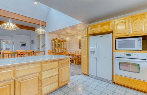 Bandon House | Spacious dog-friendly home w/deck - perfect for family reunions - walk to beach
