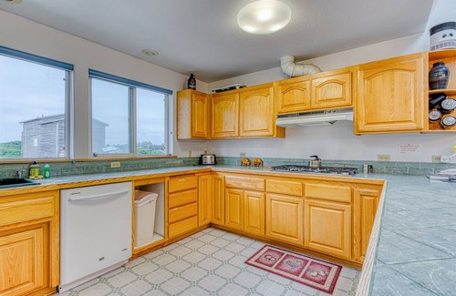 Bandon House | Spacious dog-friendly home w/deck - perfect for family reunions - walk to beach