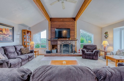 Bandon House | Spacious dog-friendly home w/deck - perfect for family reunions - walk to beach