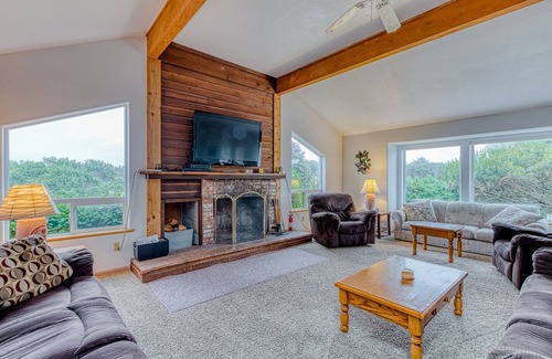Bandon House | Spacious dog-friendly home w/deck - perfect for family reunions - walk to beach