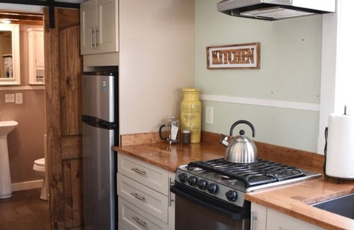 Lyons Resort | Spacious Dogwood Tiny House with Full Kitchen - near Rocky Mtn National Park