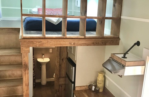 Lyons Resort | Spacious Dogwood Tiny House with Full Kitchen - near Rocky Mtn National Park