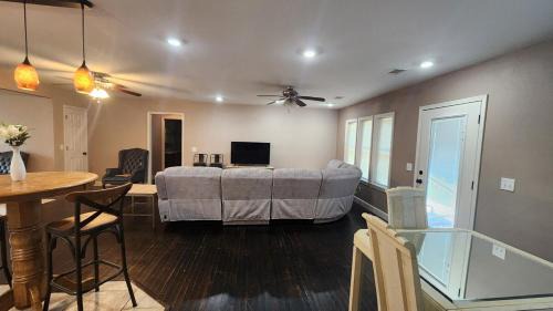 Clarksville House | Spacious Downtown 4 Bedroom
