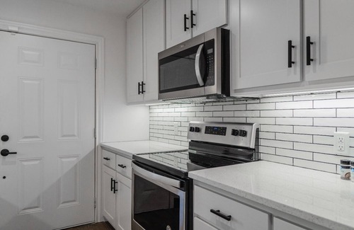 Midland Apartment | ☕️Spacious Downtown Apartment | AMAZING Kitchen