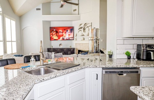 Sugar Land House | Spacious & Elegant 3BR Guest House in Sugar Land w/Prime Location & Security