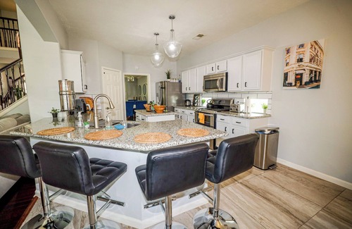 Sugar Land House | Spacious & Elegant 3BR Guest House in Sugar Land w/Prime Location & Security