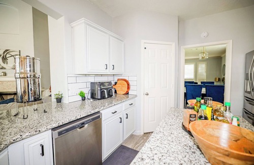 Sugar Land House | Spacious & Elegant 3BR Guest House in Sugar Land w/Prime Location & Security