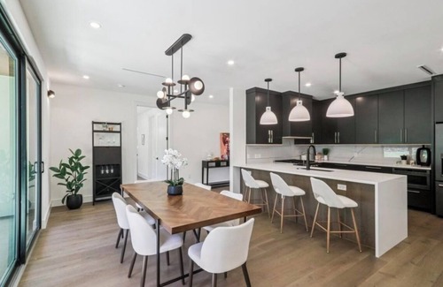 Allandale House | Spacious Elegant Escape in Prime Austin