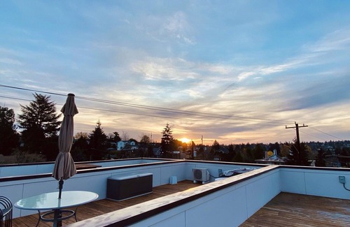 South Delridge House | Spacious & Elegant Seattle Gem Private Rooftop Retreat