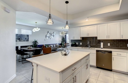 Kissimmee Apartment | Spacious End-Unit Condo | Modern Open Floor Plan w/Elegant Décor & Full Comfort | Minutes to Disney