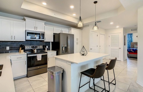 Kissimmee Apartment | Spacious End-Unit Condo | Modern Open Floor Plan w/Elegant Décor & Full Comfort | Minutes to Disney