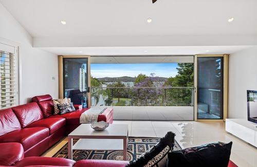 Speers Point House | Spacious Executive Home with Lake Views
