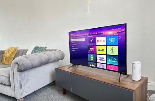 Loxford House | Spacious Family Friendly 4-Bed Holiday Home