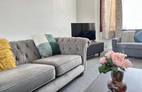 Loxford House | Spacious Family Friendly 4-Bed Holiday Home