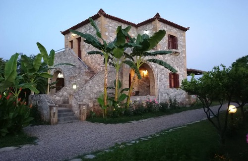 Lefktron Apartment | Spacious, family friendly ground floor apartment with large garden near the sea