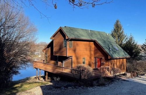 Panora Cabin | Spacious Family Friendly Cabin on the Water with Bunkhouse- Sleeps 12