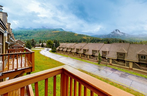 Purgatory House | Spacious Family Getaway W/Private Balcony, Skiing Nearby & High-Speed WiFi