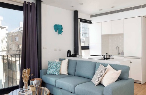 Kerem HaTeimanim Apartment | Spacious Family Paradise, Just 200m to the Beach!