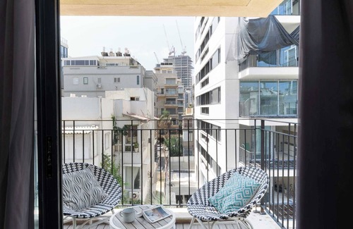 Kerem HaTeimanim Apartment | Spacious Family Paradise, Just 200m to the Beach!