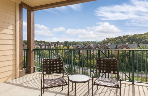 Sevierville Resort | Spacious Family Resort close to Titanic Museum and Dollywood with 4 Saltwater pools