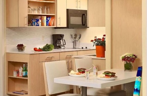 Florida Central Atlantic Coast Hotel | Spacious Family Suite W/Swimming Pool, Shuttle Service to Orlando Theme Parks!