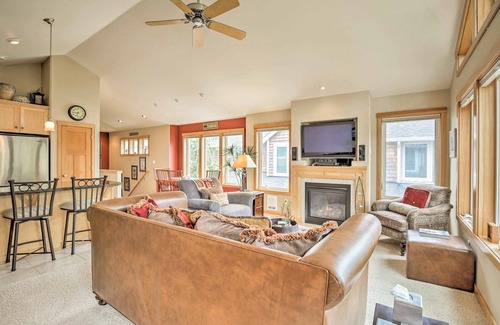Manzanita House | Spacious Family Townhome: Walk to Beach & Downtown