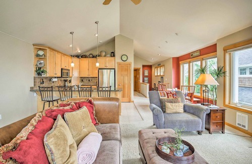 Manzanita House | Spacious Family Townhome: Walk to Beach & Downtown