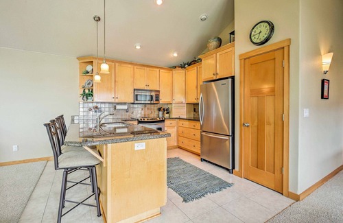 Manzanita House | Spacious Family Townhome: Walk to Beach & Downtown