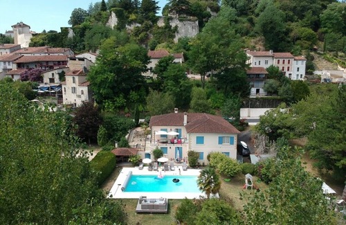 Aubeterre-sur-Dronne Villa | Spacious family villa with large heated pool & sundowner deck in pretty village