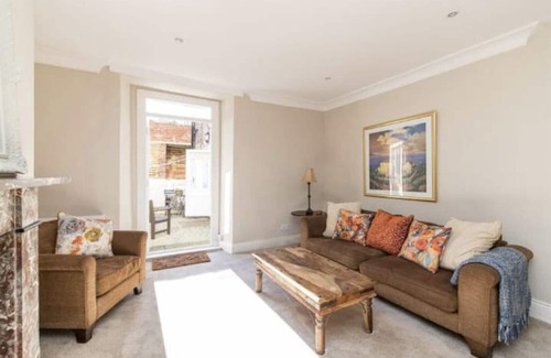 Jesmond Apartment | Spacious Garden Flat in Vibrant part of Jesmond