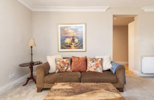 Jesmond Apartment | Spacious Garden Flat in Vibrant part of Jesmond