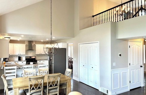 South Jordan House | Spacious Gathering Place 2x Living Rooms & Dining Rooms + Fenced Private Yard