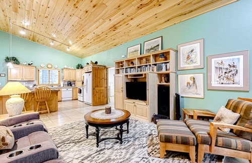 Show Low House | Spacious, golf course adjacent home with a deck & washer/dryer
