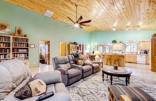 Show Low House | Spacious, golf course adjacent home with a deck & washer/dryer
