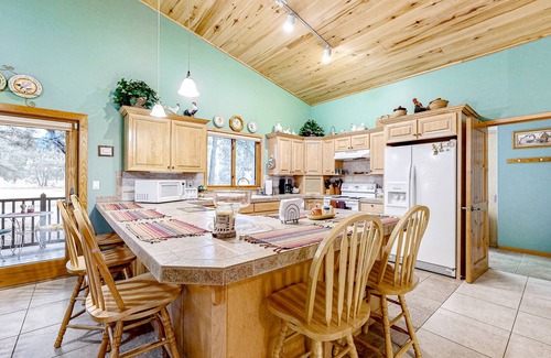 Show Low House | Spacious, golf course adjacent home with a deck & washer/dryer
